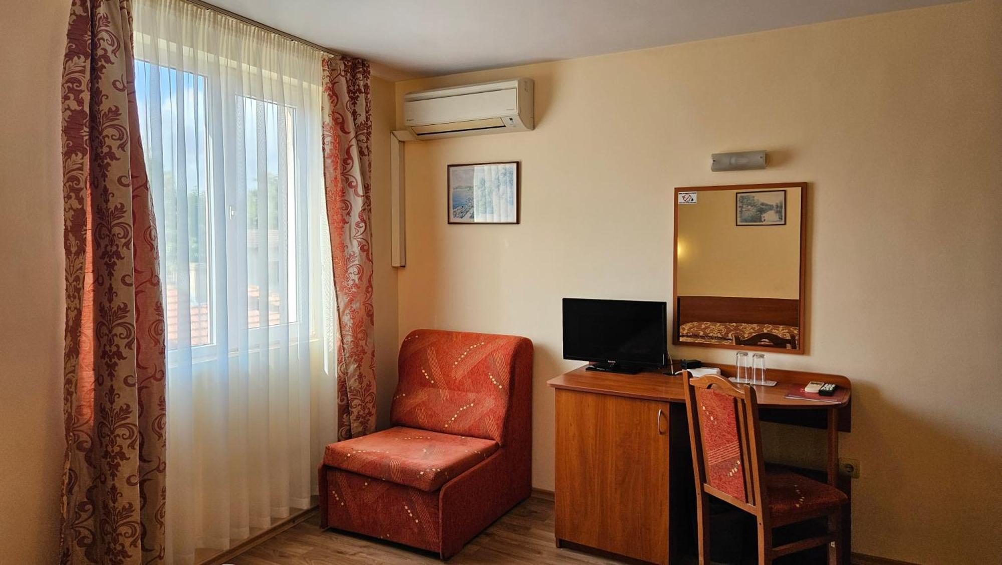 Caprice Family Hotel Varna Exterior photo