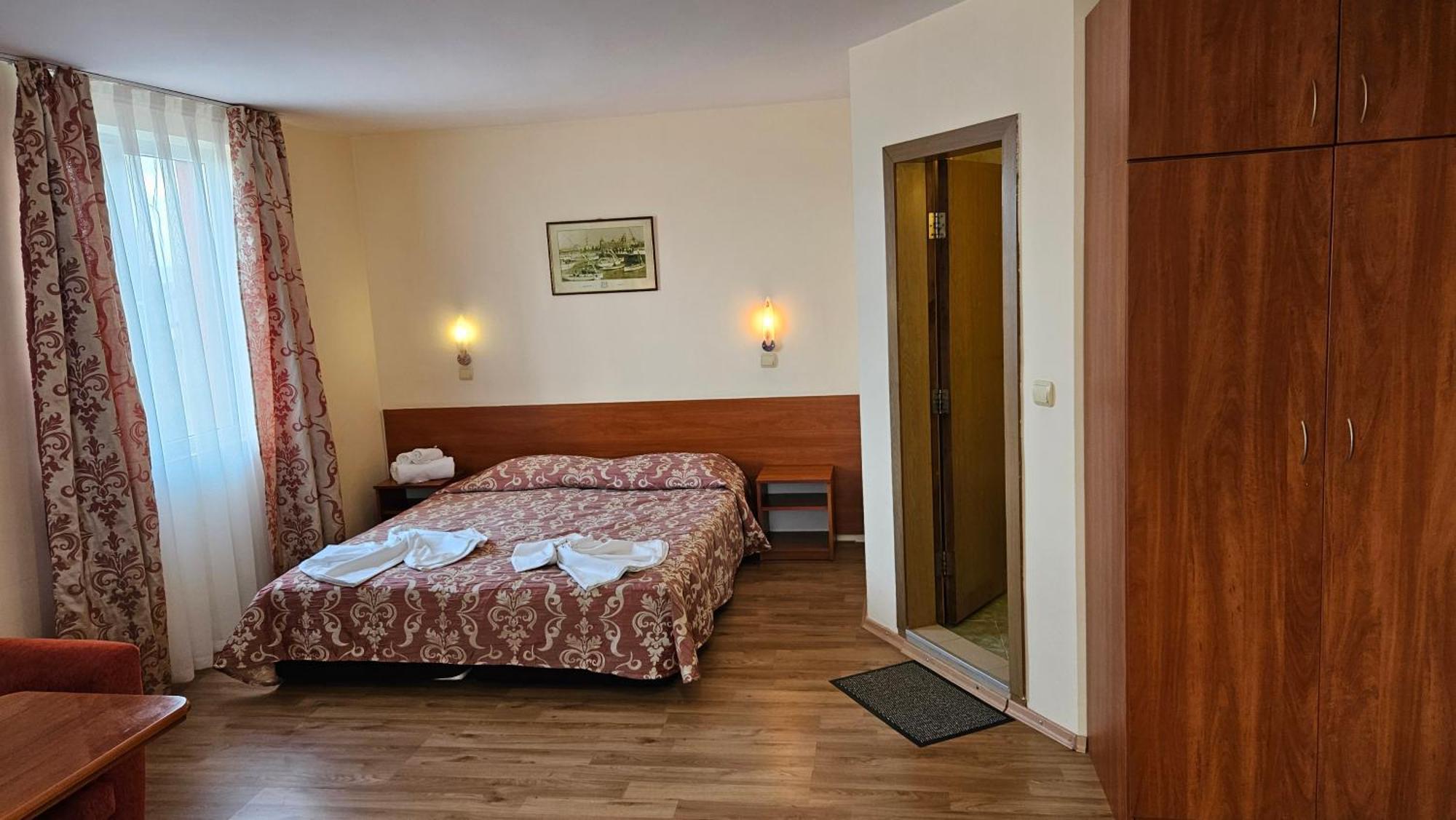 Caprice Family Hotel Varna Exterior photo