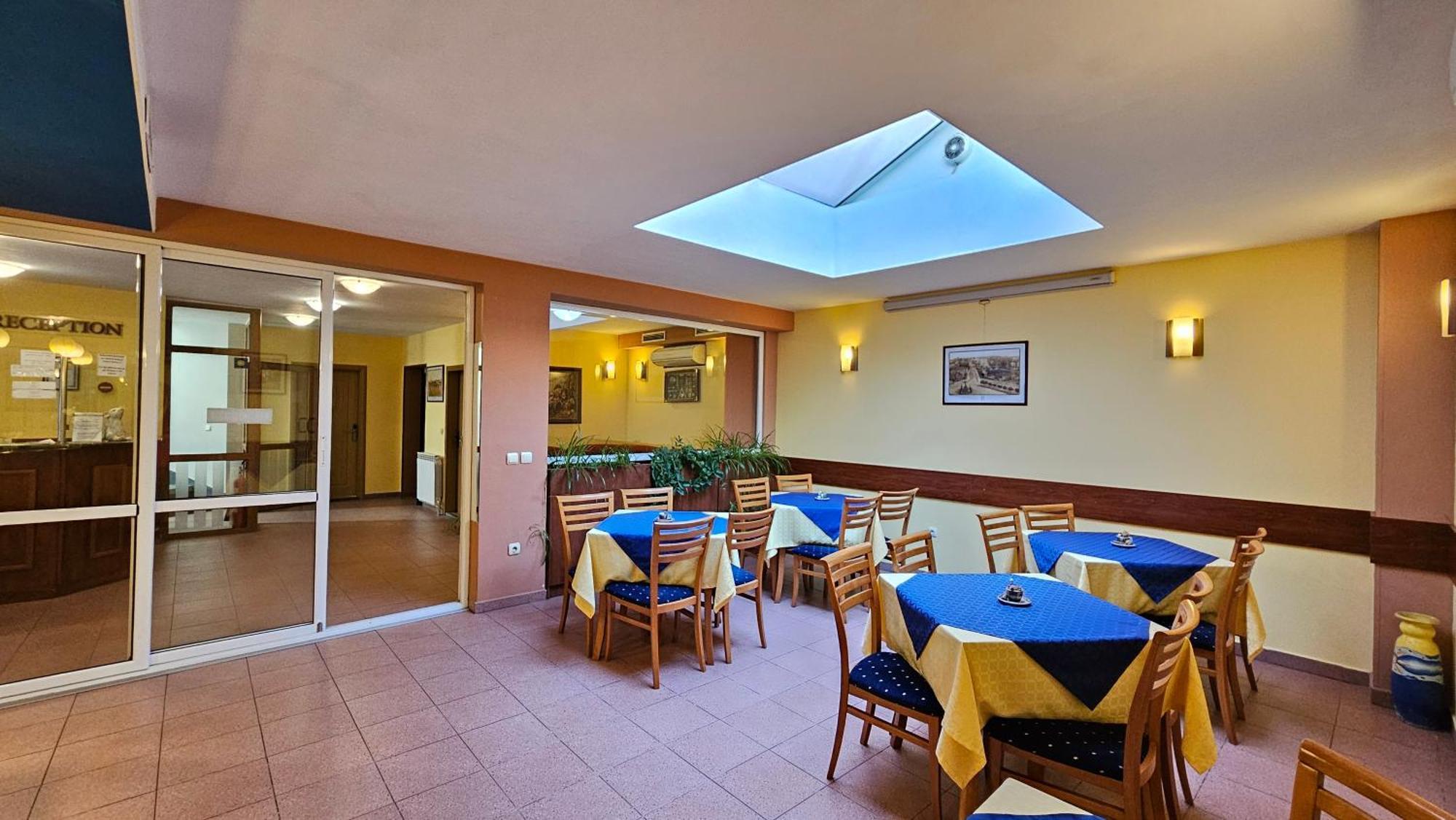 Caprice Family Hotel Varna Exterior photo