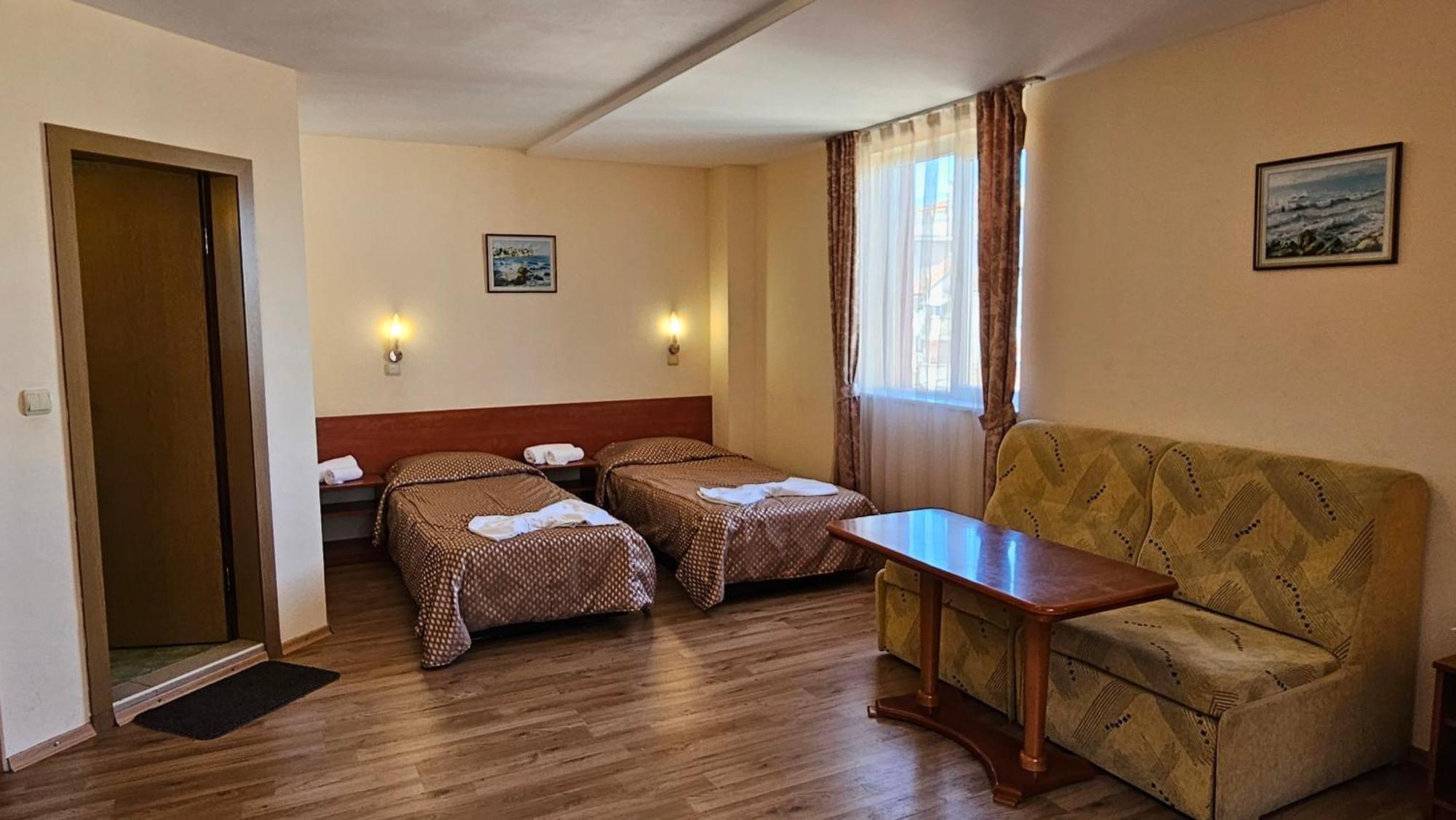 Caprice Family Hotel Varna Exterior photo