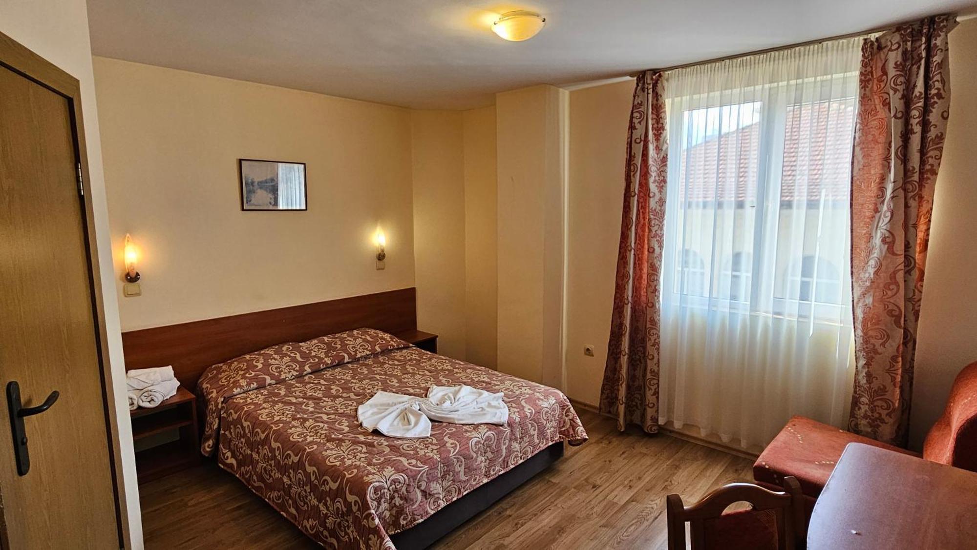 Caprice Family Hotel Varna Exterior photo